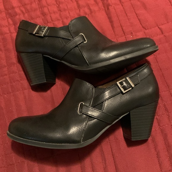 Size 9 Life Stride slip on ankle booties in excellent like new condition - Picture 2 of 8